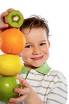 Niño comiendo fruta